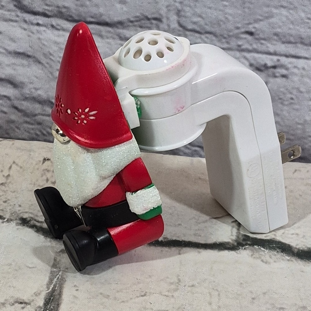 Bath & Body Works Wallflowers Plug In Diffuser‎ Christmas Gnome/Santa Peace Sign - Picture 2 of 4